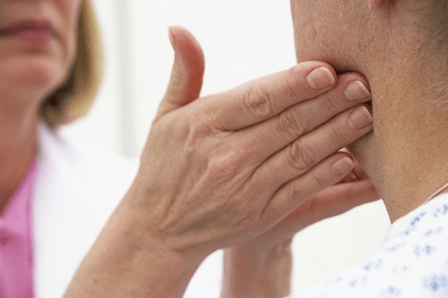Hãy đi khám bác sĩ nếu bạn đang có các triệu chứng điển hình của bệnh ung thư cổ họng Hãy đi khám bác sĩ nếu bạn đang có các triệu chứng điển hình của bệnh ung thư cổ họng