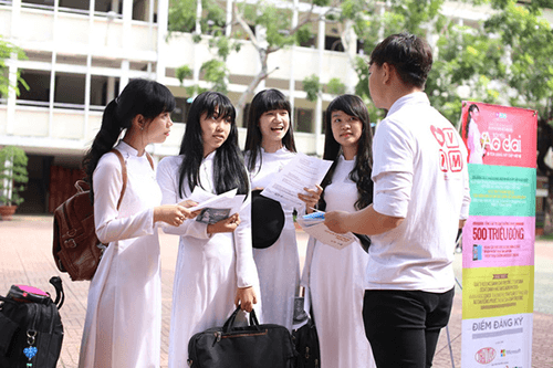 Nhiều trường ĐH, CĐ ở TP HCM chiêu dụ sinh viên vào học bằng mọi giá Nhiều trường ĐH, CĐ ở TP HCM chiêu dụ sinh viên vào học bằng mọi giá