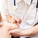 Tiêm vắc xin phòng ngừa các bệnh truyền nhiễm cho trẻ