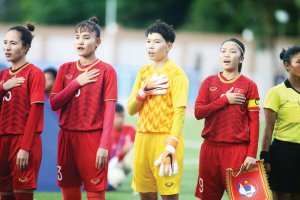 Huỳnh Như (thứ 2 từ phải qua) và thủ môn Kim Than