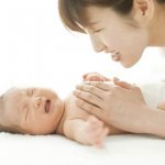 Cần xử lý như thế nào khi trẻ sơ sinh bị đây hơi chướng bụng?
