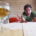 Cùng Bác sĩ Trường Dược Sài Gòn tìm hiểu hội chứng cai rượu